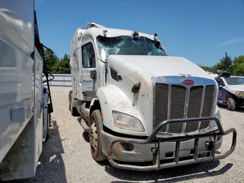 2017 Peterbilt 579 Semi Truck