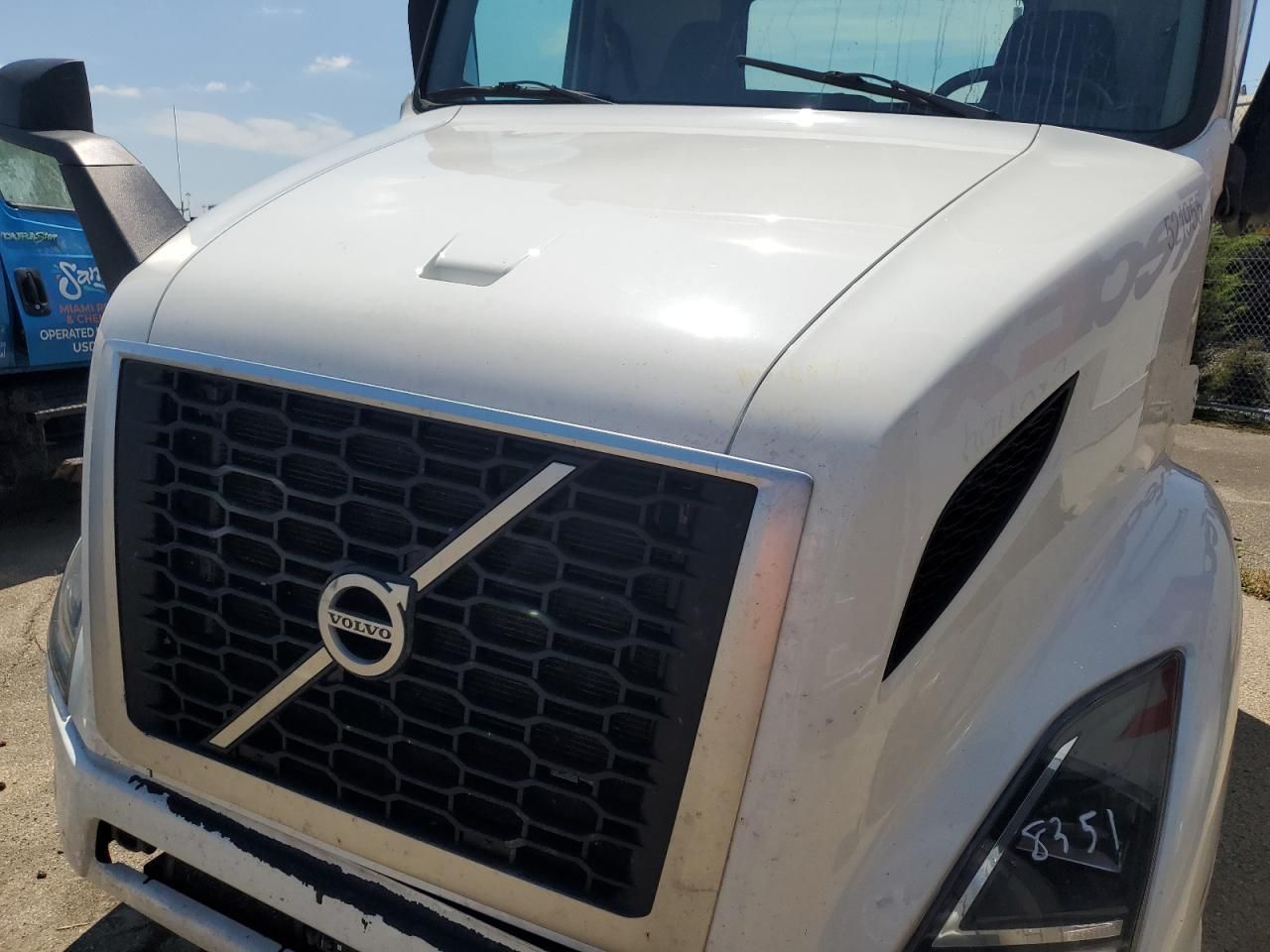 2022 Volvo VNR Semi Truck