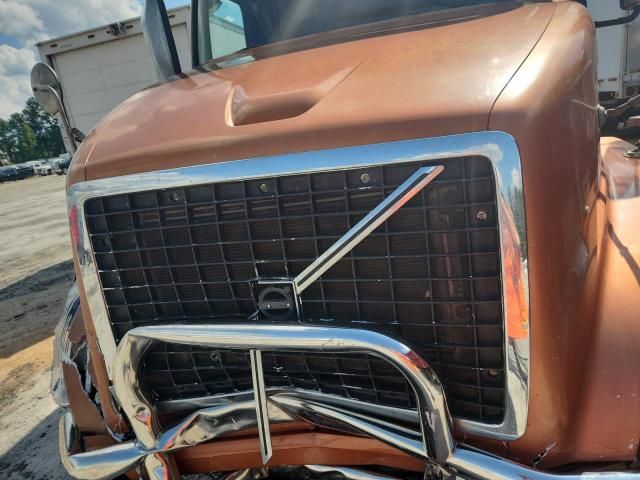 2011 Volvo VNL Semi Truck
