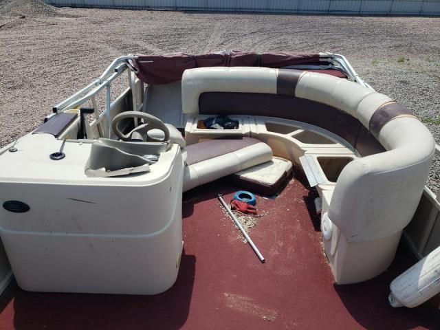 2000 Crestliner Boat