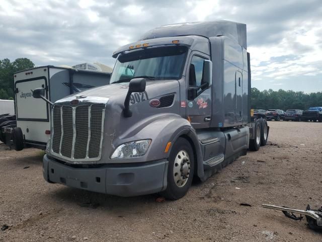 2016 Peterbilt 579 Semi Truck