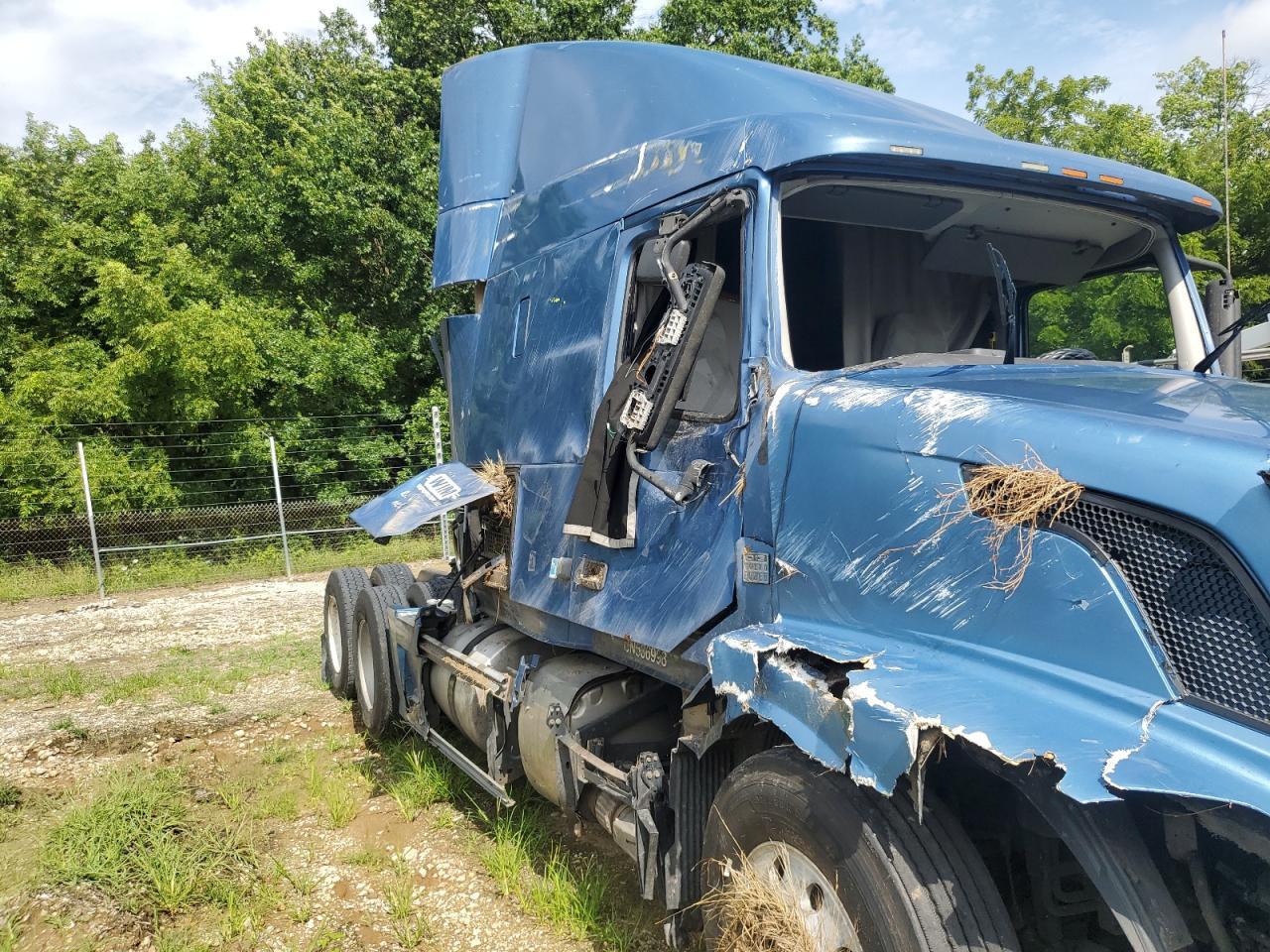 2012 Volvo VNL Semi Truck