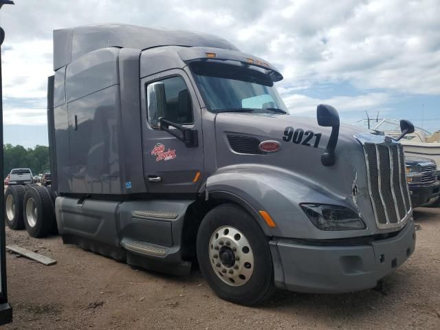 2016 Peterbilt 579 Semi Truck