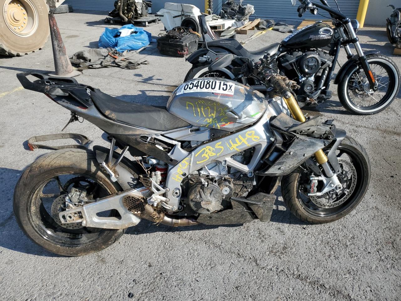 2023 Aprilia Tuono V4