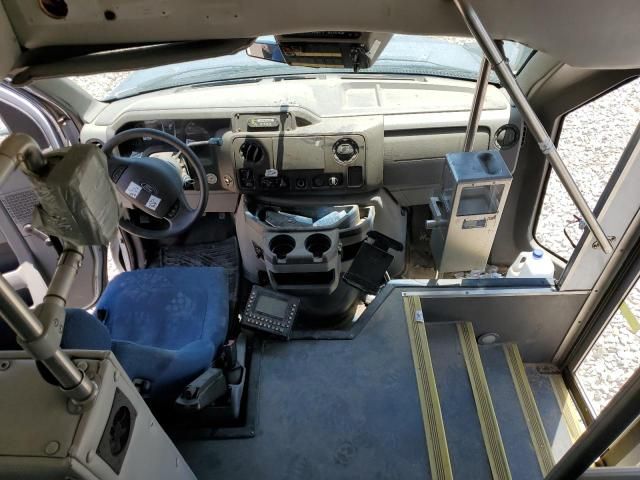 2013 Ford Econoline E450 Super Duty Cutaway Van