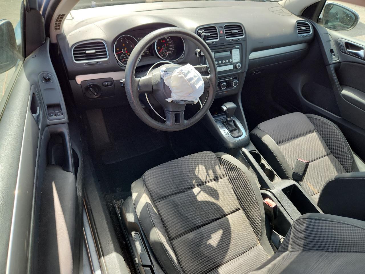 2010 Volkswagen Golf Base / s