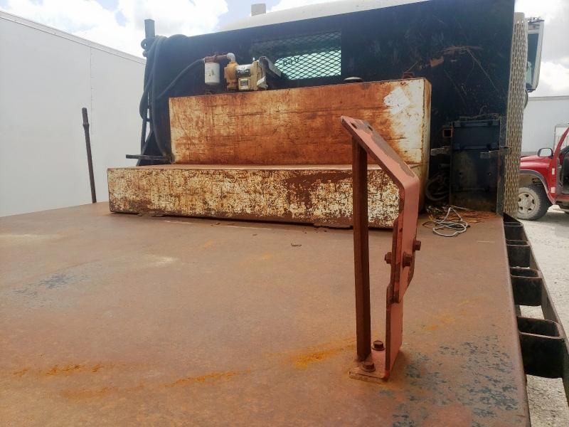 1997 Mack RD690S Flatbed Truck