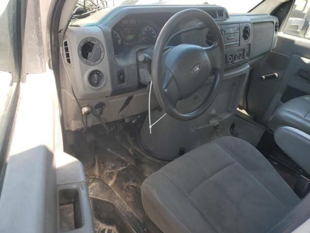2012 Ford Econoline E350 Super Duty Cutaway Van