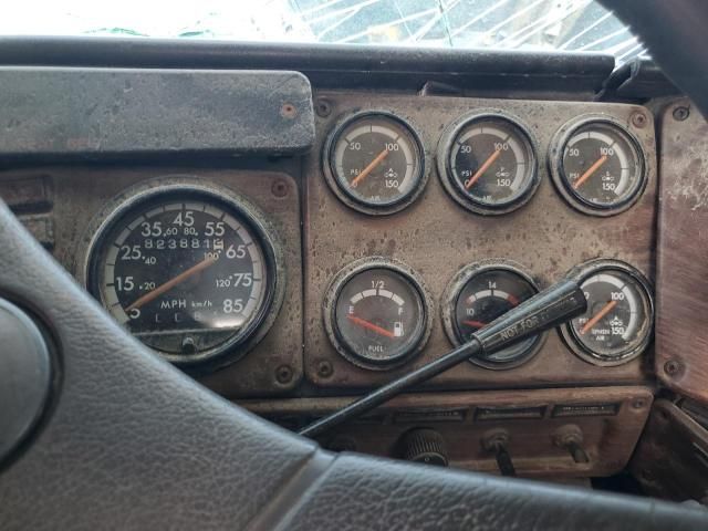2000 Freightliner FLD120 Semi Truck
