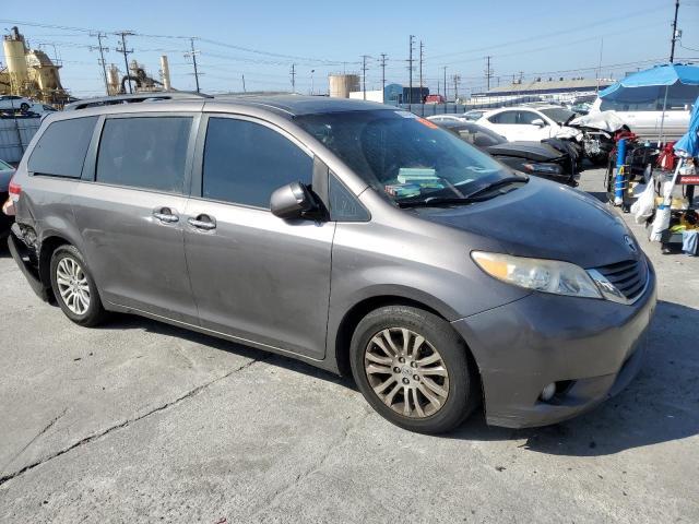 2013 Toyota Sienna xle 8-passenger