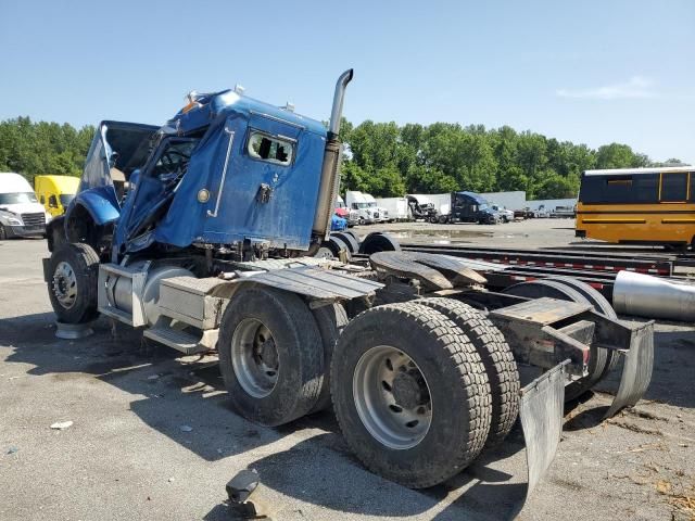 2000 Freightliner FLD120 Semi Truck