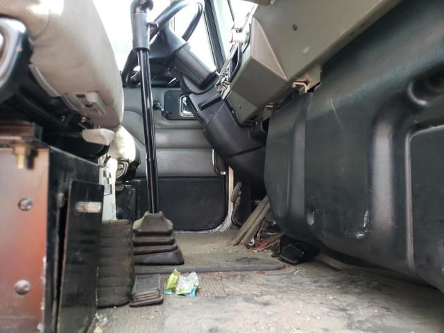 2005 Peterbilt 330