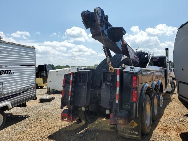 2001 Peterbilt 379 TOW Truck