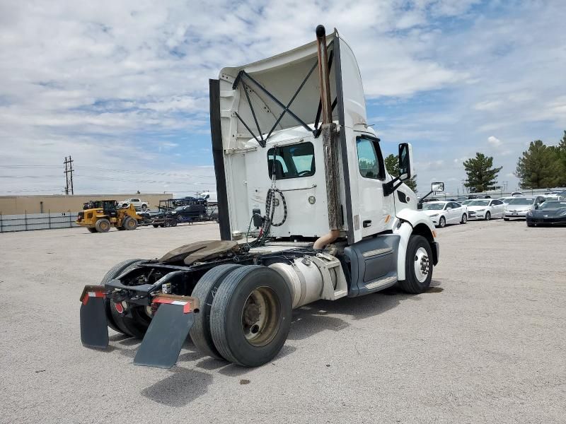 2017 Peterbilt 579 Semi Truck