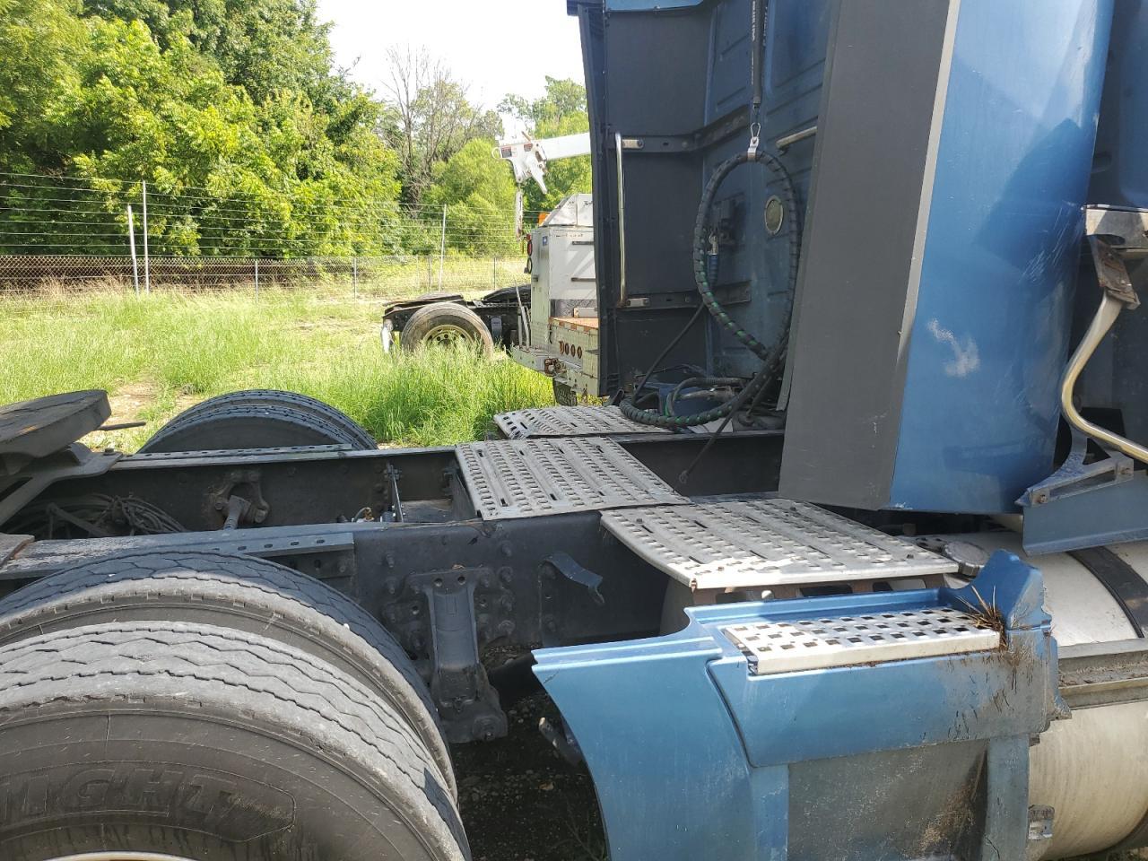 2012 Volvo VNL Semi Truck