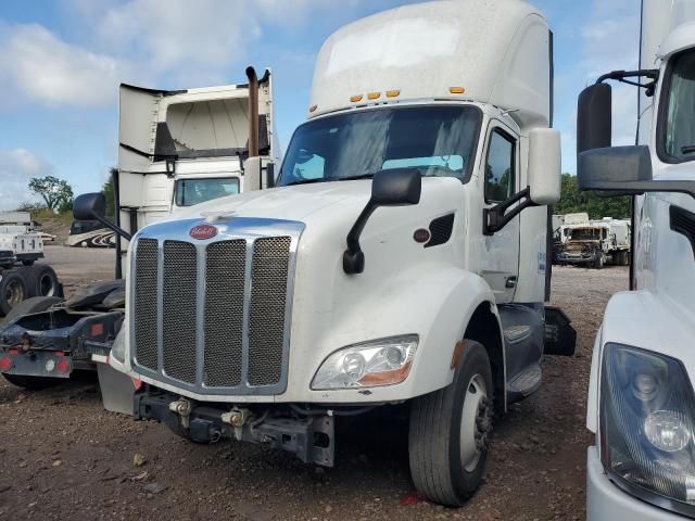 2016 Peterbilt 579 Semi Truck