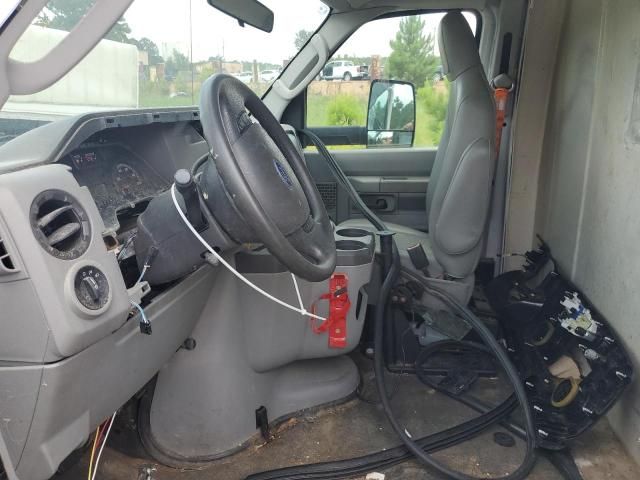 2011 Ford Econoline E450 Super Duty Cutaway Van