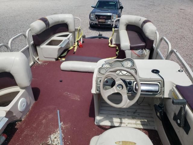 2000 Crestliner Boat