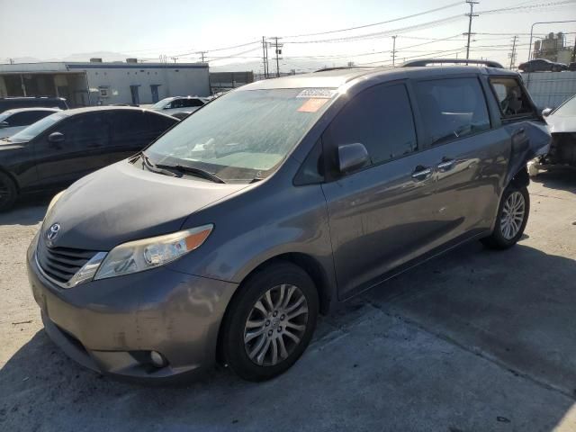 2013 Toyota Sienna xle 8-passenger