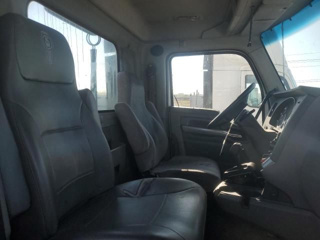 2015 Kenworth T680 Semi Truck