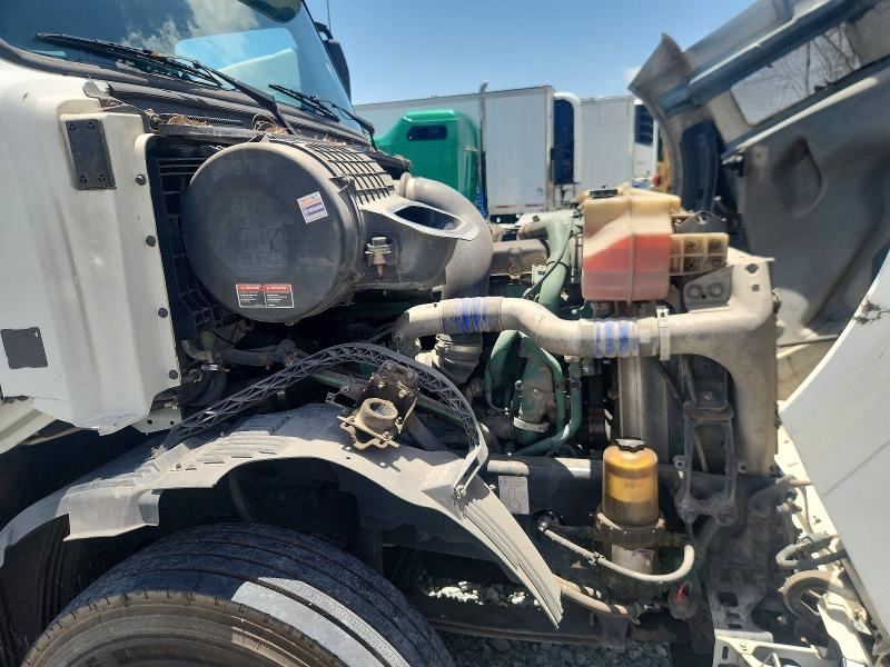 2015 Volvo 2003 Volvo VNL Semi Truck