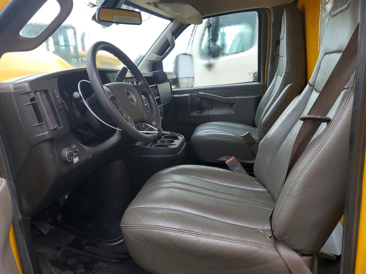 2022 GMC Savana Cutway BOX Truck