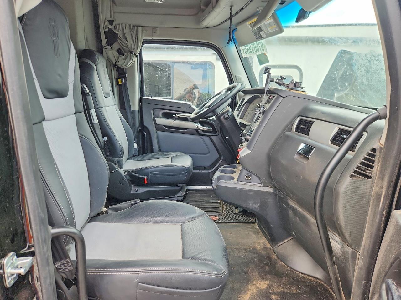 2025 Kenworth T680 Semi Truck