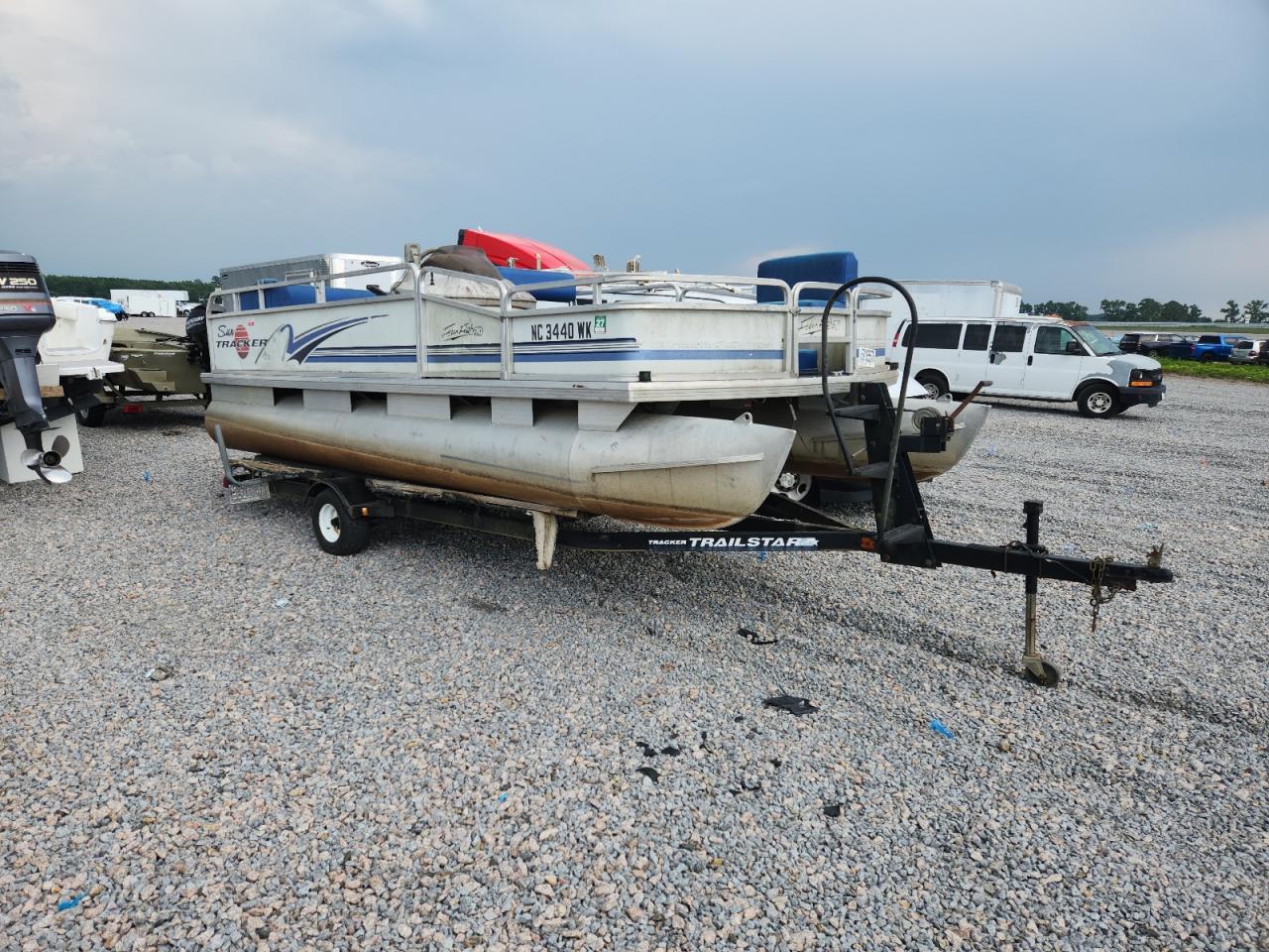 2000 Sun Tracker Super Hawai