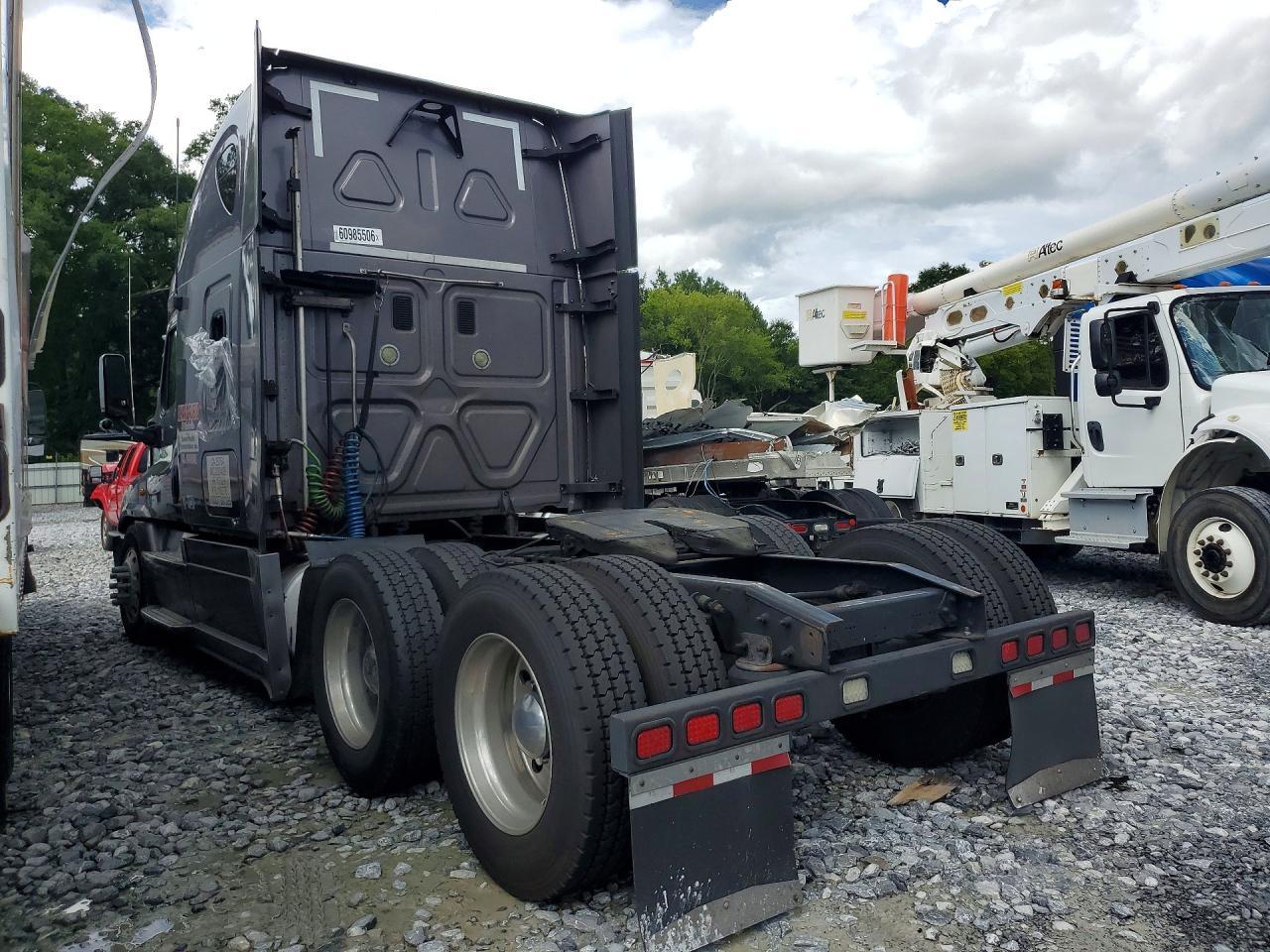 2013 Freightliner Cascadia Semi Truck