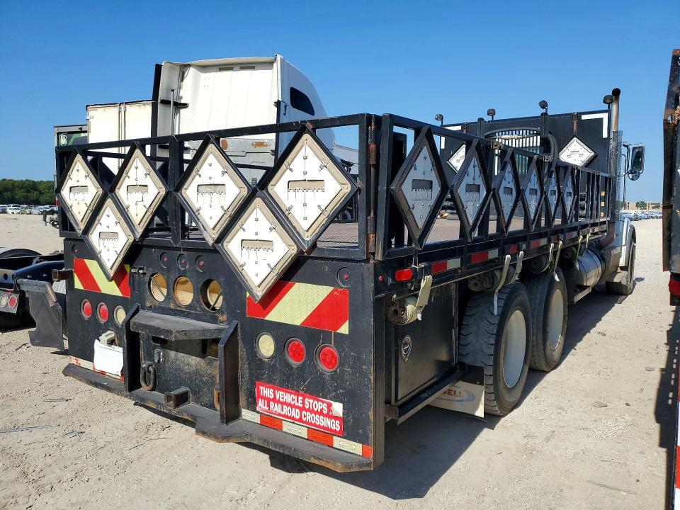 2015 Peterbilt 365 Flatbed Truck
