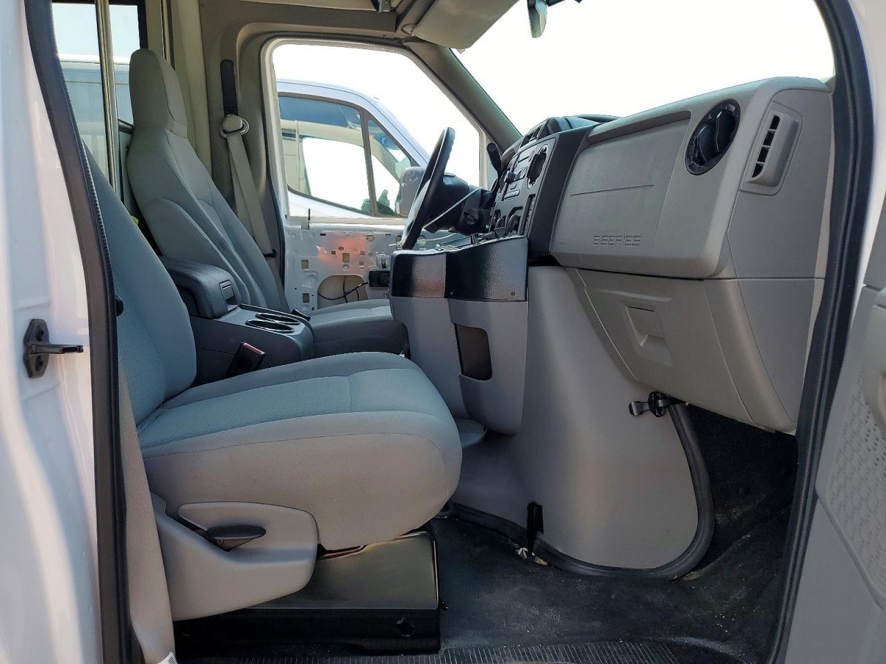 2018 Ford Econoline-BOX Truck