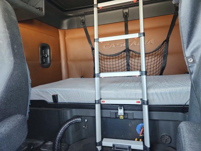 2019 Freightliner Cascadia 126 Semi Truck