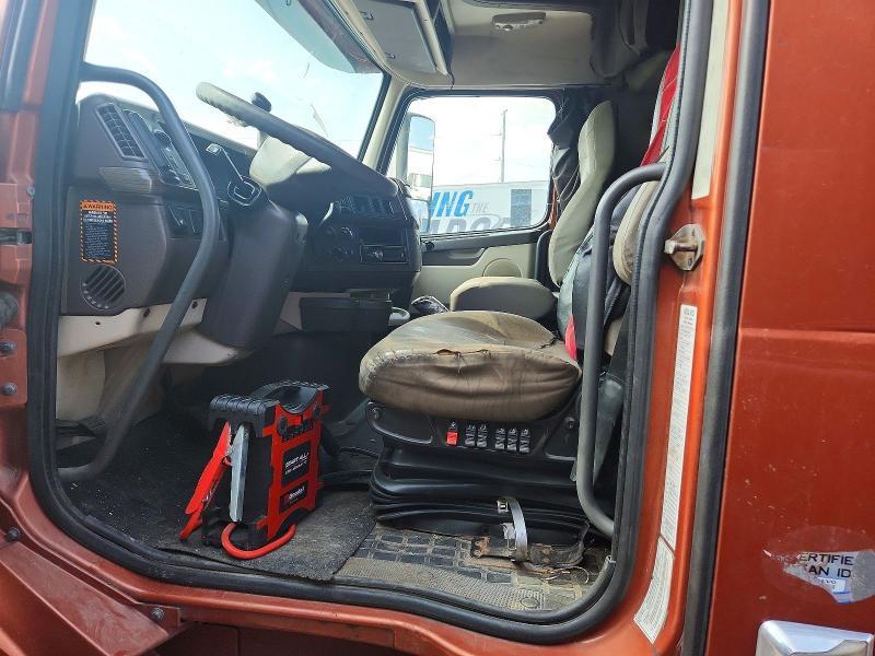 2013 Volvo VNL Semi Truck