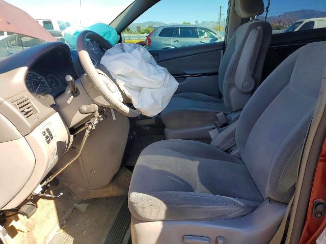 2004 Toyota Sienna le 8 Passenger