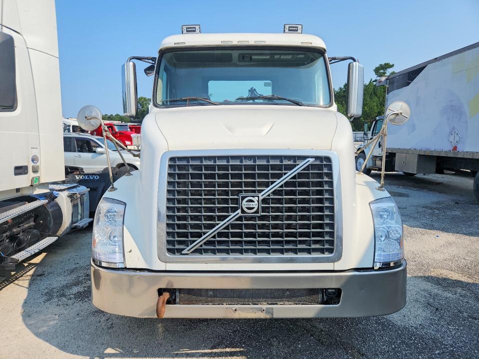 2011 Volvo VNL Semi Truck
