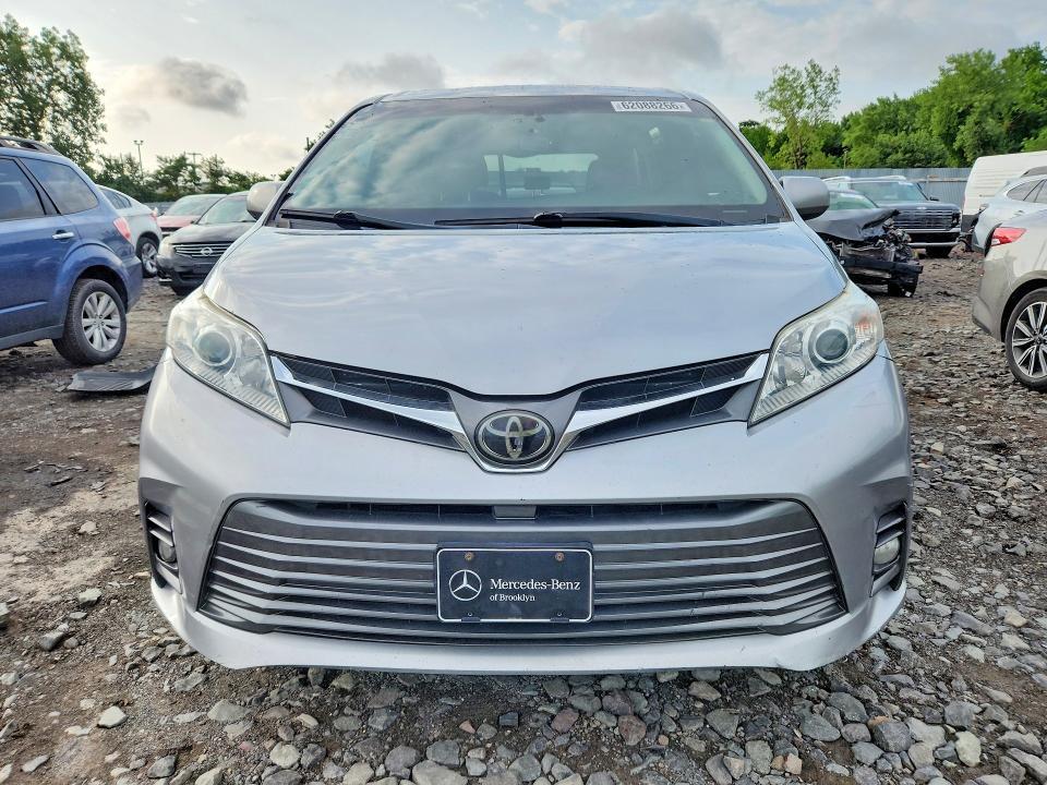 2018 Toyota Sienna xle 8-passenger