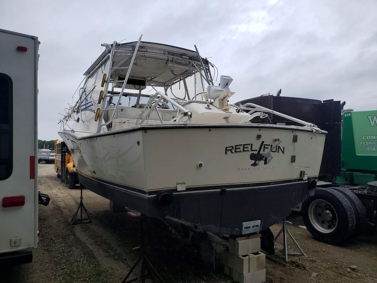 2001 Albemarle 320 Express-Boat