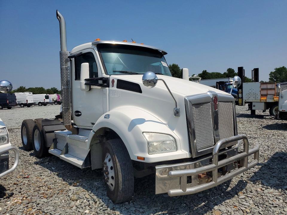 2017 Kenworth T880 Semi Truck