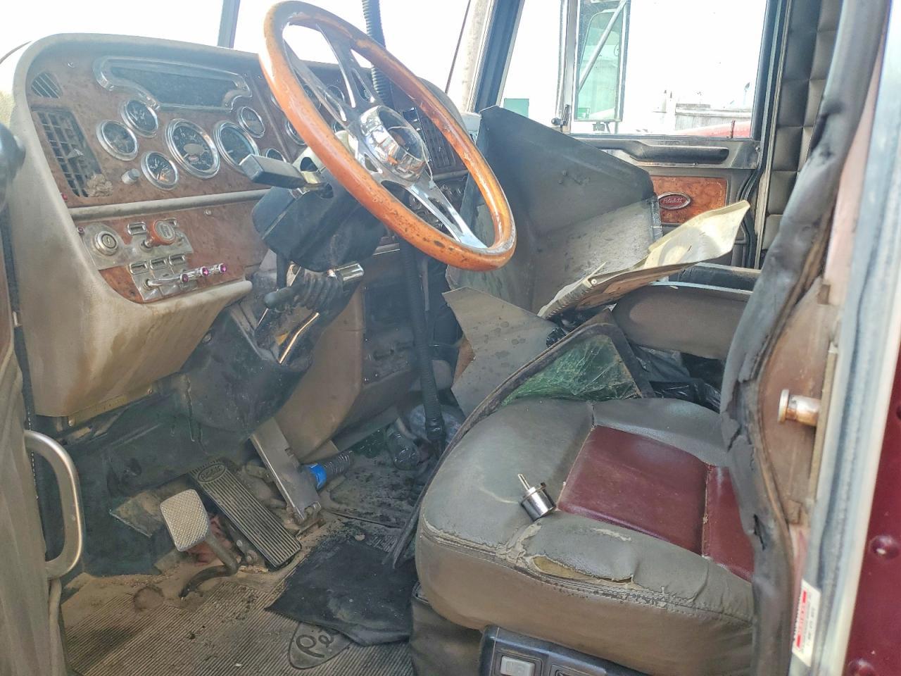 2001 Peterbilt 379 Semi Truck