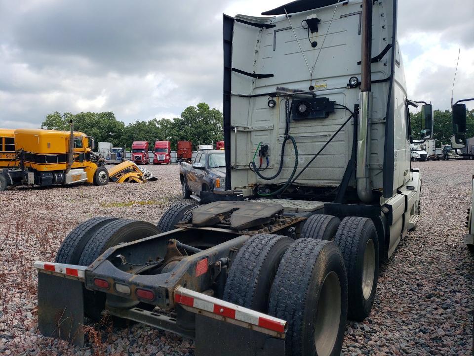 2013 Volvo VNL Semi Truck