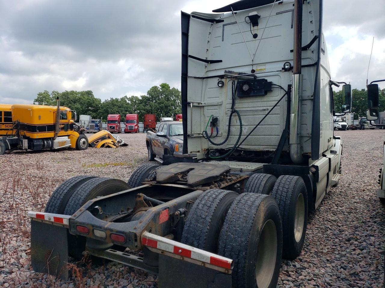 2013 Volvo VNL Semi Truck