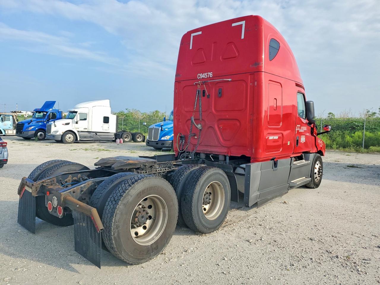 2019 Freightliner Cascadia 126 Semi Truck