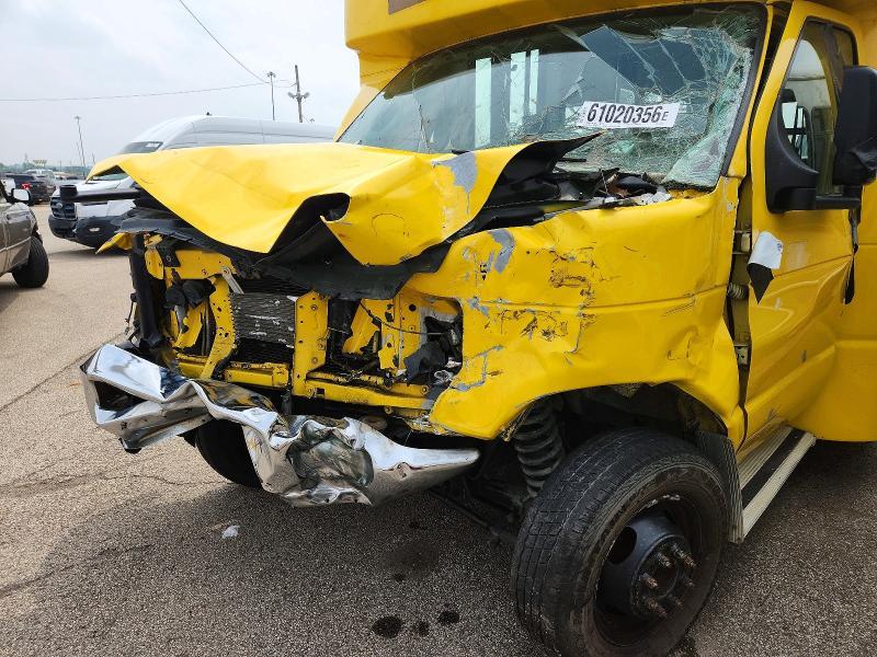 2017 Ford Econoline E450 Super Duty Cutaway Van