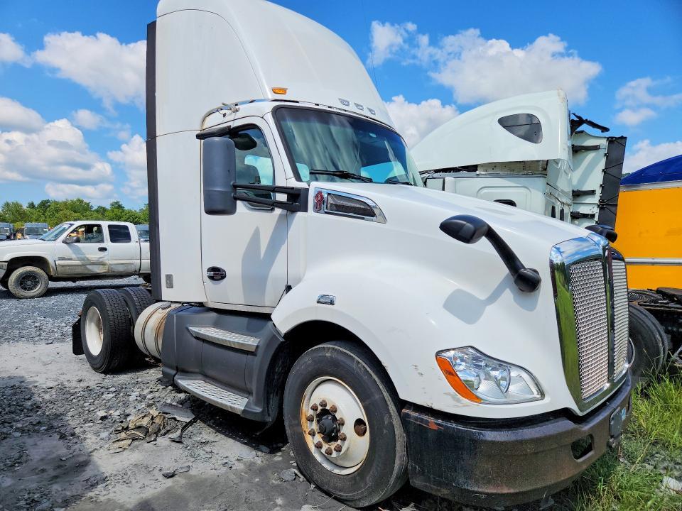 2016 Kenworth T680 Semi Truck
