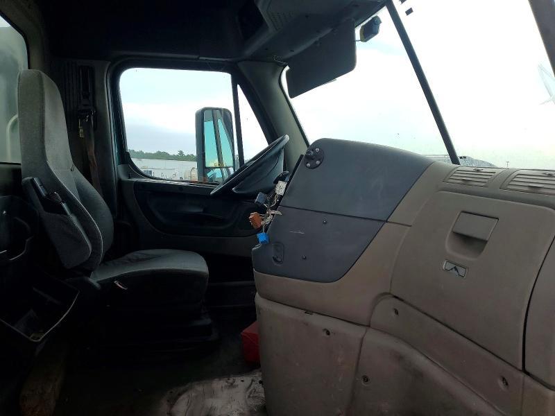 2016 Freightliner Cascadia 113 Semi Truck