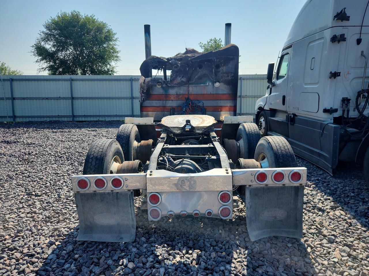 2000 Peterbilt 379 Semi Truck