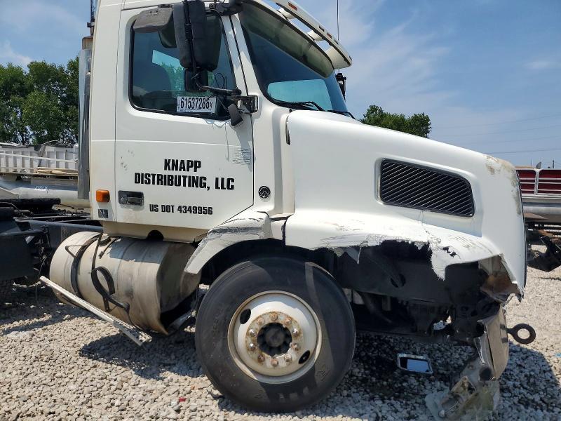 2007 Volvo VNM Semi Truck