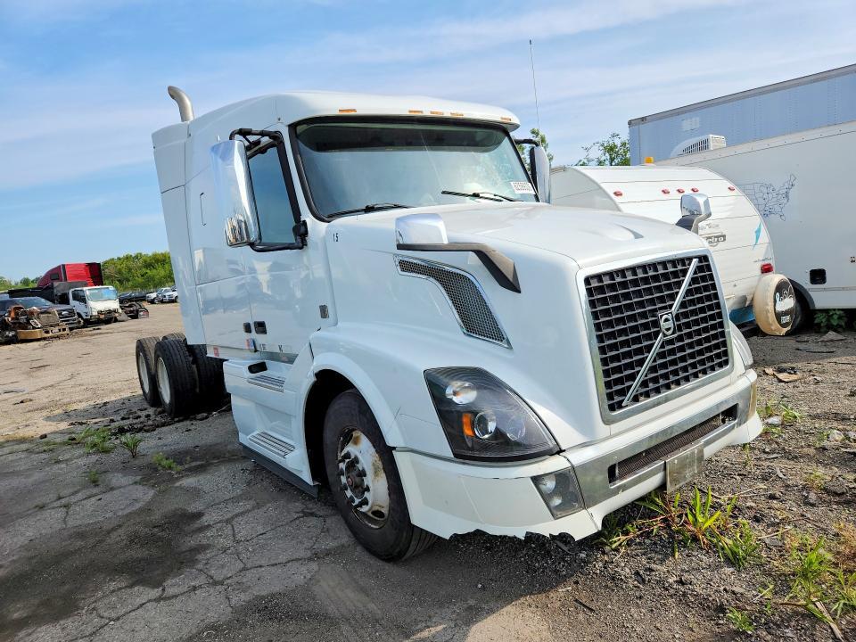 2015 Volvo VNL Semi Truck