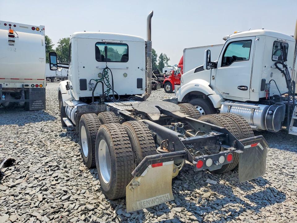 2017 Kenworth T880 Semi Truck