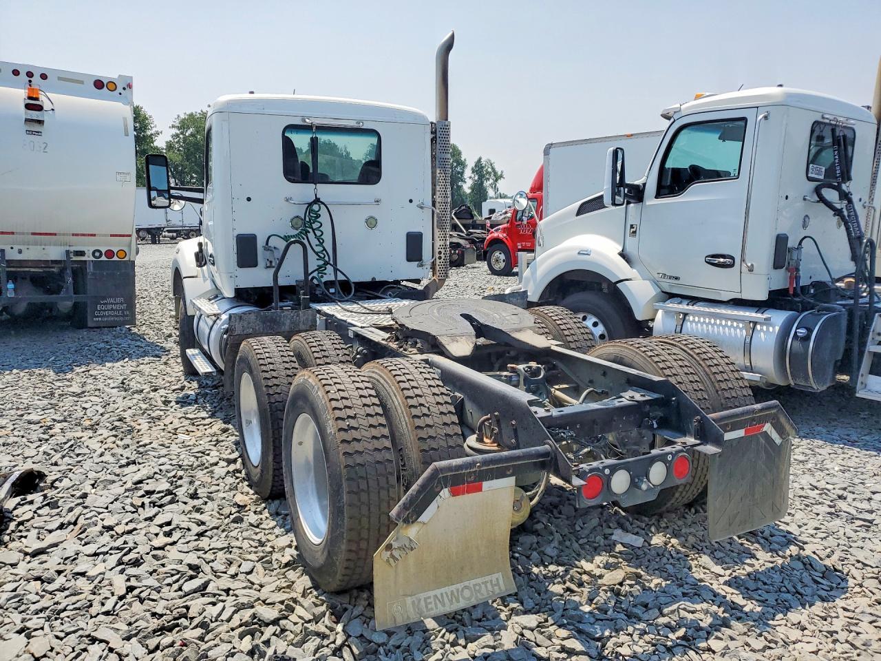 2017 Kenworth T880 Semi Truck